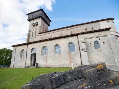 EGLISE-ROMANE-FORTIFIEE_305540