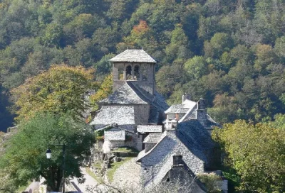 Eglise-du-XIIeme-siecle-a-Bes-Bedene-8211-Campouriez_2243727