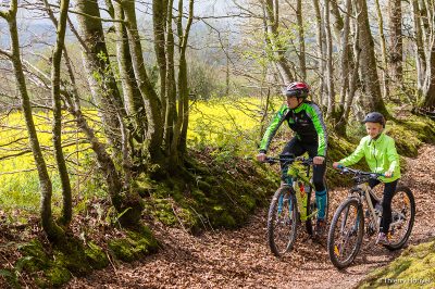 VTT bocage, un père et son fils sur les chemins du bocage virois.