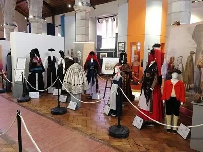 Exposition-JantziHadi-4-8211-Costumes-a-ciel-ouvert-par-monts-et-vallees-Eclats-et-merveilles-des-Pyrenees-II-8211-30-05-2025-8211-Biarritz_2286199