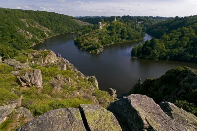 Fougeres-et-le-rocher-de-la-fileuse-8211-Saint-Plantaire_2362039