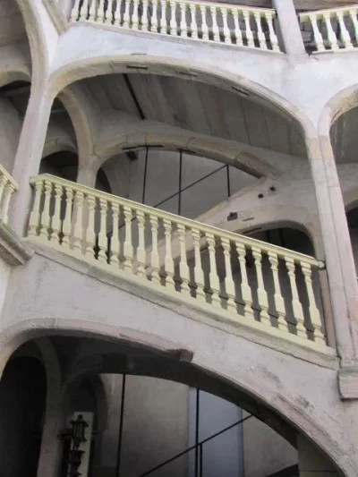 GALERIE-ET-ESCALIER-RAMPE-SUR-RAMPE-DU-XVIIIE-SIECLE_327896