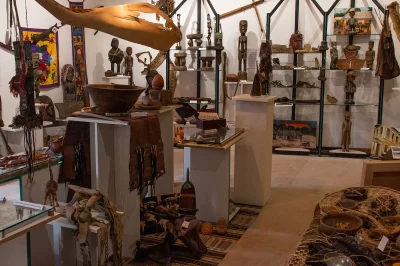 Galerie-Vanderlick-et-cabinet-de-curiosites-africaines_400287