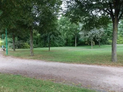 Grand-parc-jardin-aire-de-jeux-sentier-pied-nus_645298