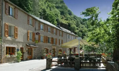 Hotel-Restaurant-Le-Relays-du-Chasteau-8211-Hotel-8211-Brousse-le-Chateau_2231634