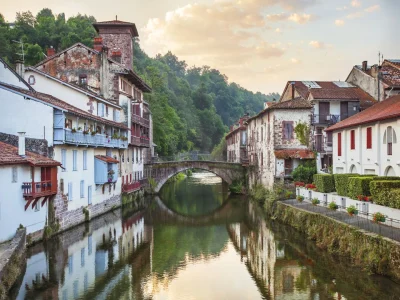 Journees-europeennes-du-Patrimoine-conference-quotAutrefois-en-Ipharralde-des-maisons-et-des-famillesquot-par-Bernard-Aldebert-8211-19-09-2025-8211-Saint-Jean-Pied-de-Port_2939169
