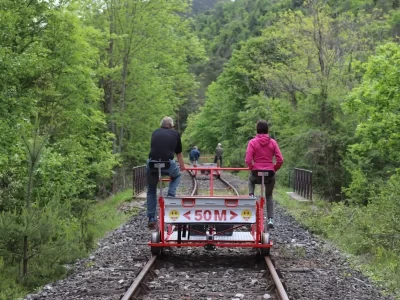 LE-VELORAIL-DU-TRAIN-ROUGE_704476
