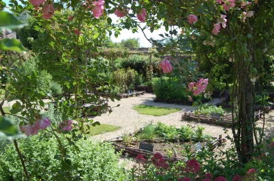 La-Tour-Carree-et-son-jardin-d039inspiration-medievale-8211-Loudun_2361678