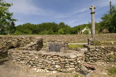 La-croix-et-la-fontaine-de-Villelot-8211-Glenic_2486364