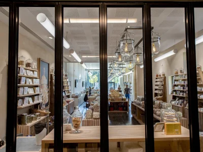 La-fabrique-des-calissons-8211-Confiserie-du-Roy-Rene-8211-Aix-en-Provence_2376361