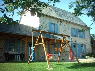 La-maison-aux-volets-bleus-8211-Lanuejouls_2248610