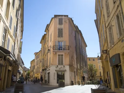 La-vieille-ville-d039Aix-en-Provence-ses-places-et-ses-hotels-particuliers_665914