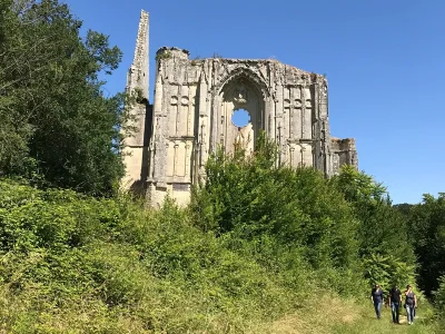 Lavoirs-et-collegiale-des-Roches-Tranchelion-8211-Avon-les-Roches_1748635