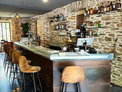 Le-BELLEVUE-Bar-a-vin-musical-8211-tapas-8211-Salles-Curan_2241848