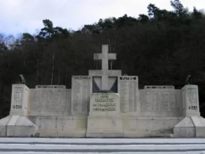 Le-Monument-aux-Morts-du-Maquis-des-Manises-et-le-Calvaire-des-Manises_566877