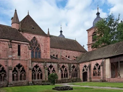 Le-cloitre-de-la-cathedrale-8211-Saint-Die-des-Vosges_3878730