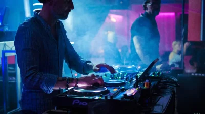 Le-kiosque-en-folie-avec-plancha-geante-et-animtion-musicale-DJ-8211-01-08-2025-8211-Saint-Leonard-de-Noblat_2816011