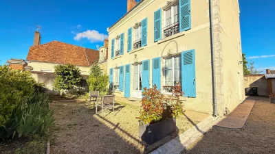 Les-Volets-Bleus-8211-Cour-Cheverny_3735677