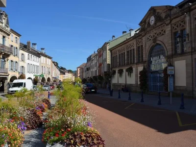 Les-arcades-de-la-rue-Charles-de-Gaulle-8211-Remiremont_3878404