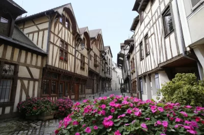 Les-maisons-a-pans-de-bois-du-XVI°-siecle_554758