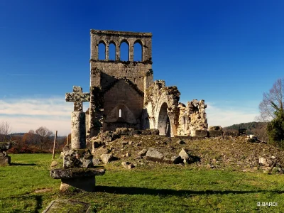 Les-ruines-de-l039eglise-du-vieux-bourg-8211-Saint-Geniez-o-Merle_2885588