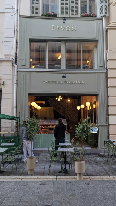 Levon-Cafeteria_542931
