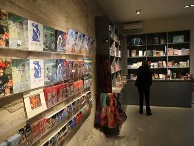 Librairie-boutique-Carrieres-de-Lumieres-8211-Les-Baux-de-Provence_2889094