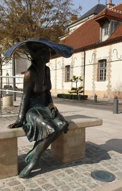 Lili-la-dame-au-chapeau-8211-Troyes_2295550
