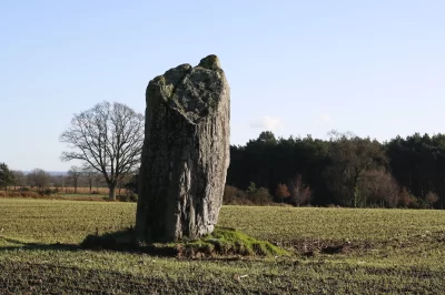 Menhir-la-Pierre-des-Fees_562371