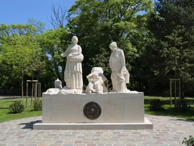 Monument-en-honneur-aux-femmes-du-monde-rural-pendant-les-deux-guerres-mondiales-8211-Verdun_3898798