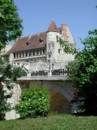 Nerac-du-moulin-des-Tours-au-chateau-Henri-IV_1049423