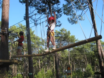 Parcours-acrobatique-forestier-du-Parc-de-Loisirs-du-Four_1132084