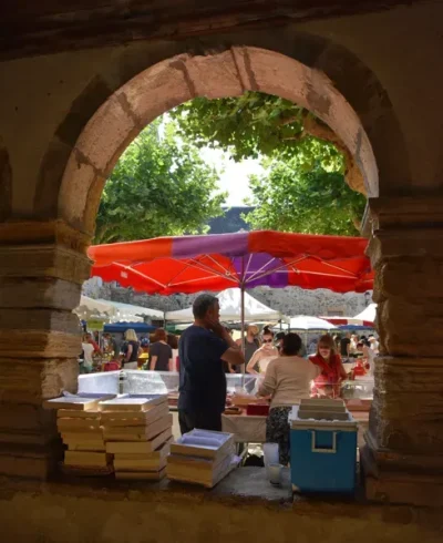 Petit-Marche-des-Producteurs-de-Pays-et-marche-traditionnel-du-mercredi-matin-a-St-Geniez-8211-08-07-2026-8211-Saint-Geniez-d039Olt-et-d039Aubrac_3449470