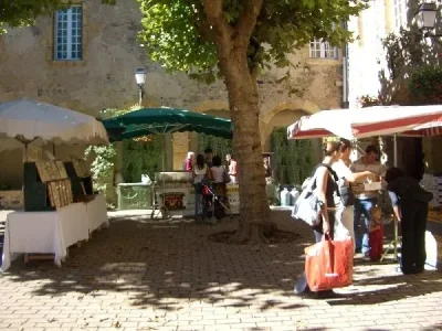 Petit-Marche-des-Producteurs-de-Pays-et-marche-traditionnel-du-mercredi-matin-a-St-Geniez-8211-09-07-2025-8211-Saint-Geniez-d039Olt-et-d039Aubrac_2376055