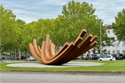 Place-Lamartine-8211-Sculpture-monumentale-8211-Arles_1322490
