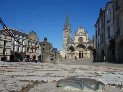 Place-de-la-Cathedrale-8211-Bazas_2742653