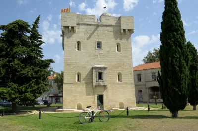 Port-Saint-Louis-a-velo-la-ville-entouree-d039eau_722659