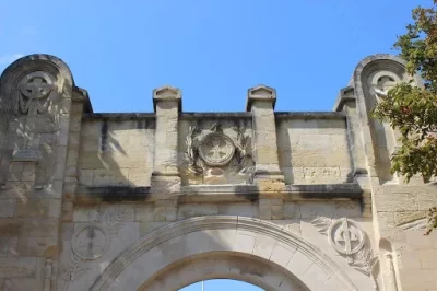 Porte-et-Mausolee-du-Cimetiere-de-St-Estephe_497492