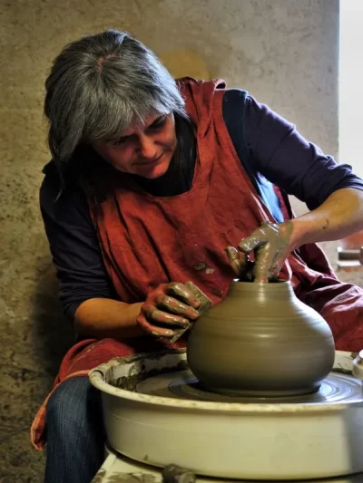 Poterie-artisanale-a-deux-mains_600930