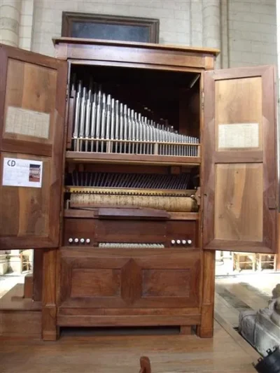 Presentation-des-chapiteaux-de-leglise-abbatiale-et-de-lorgue-a-cylindre-dans-le-cadre-des-Journees-Europeennes-du-Patrimoine-8211-21-09-2025-8211-Airvault_3051728