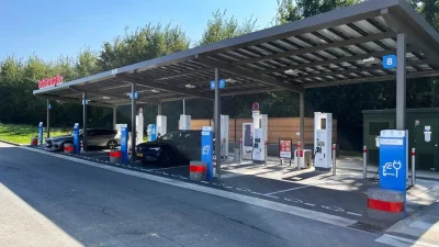 Recharger-sa-voiture-sur-l039aire-de-Woinic-Le-Colosse-des-Ardennes-8211-Saulces-Monclin_3438309