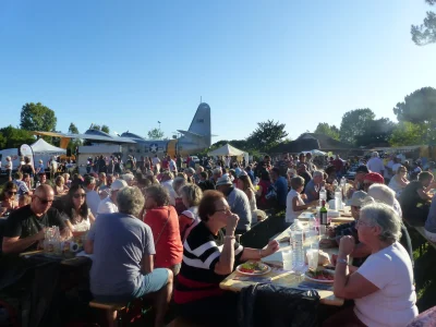 Repas-au-Marche-des-Producteurs-de-Pays-au-site-Latecoere-8211-06-08-2026-8211-Biscarrosse_3588248