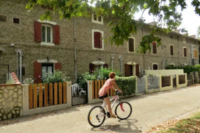 SALIN-DE-GIRAUD-8211-A-velo-un-village-insolite-en-Camargue-8211-Arles_2905327