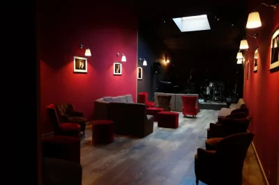SALLE-DE-SPECTACLES-TOUS-EN-SCENE_705478