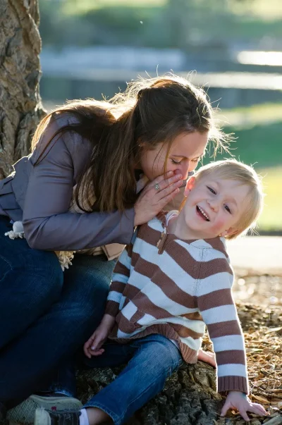 Seance-de-yoga-du-rire-en-duo-grand-parent-et-petit-enfant-8211-La-Loupe_2819575