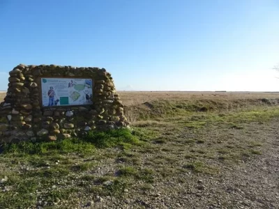 Sentier-quotPeau-de-Meauquot-au-coeur-de-la-Reserve-naturelle-nationale-des-Coussouls-de-Crau_24604