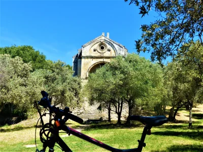 TARASCON-8211-La-campagne-provencale-a-velo-8211-Tarascon_2376293