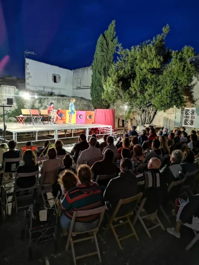 Theatre-en-pleine-air-Embrouille-au-Palais-8211-22-08-2025-8211-Istres_2677063