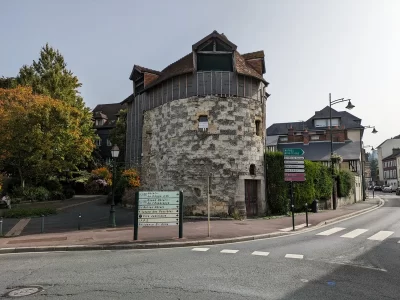 Tour-Sainte-Anne-8211-Tour-des-anciens-remparts-de-Lisieux_555238