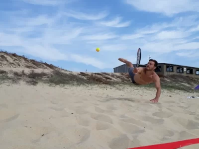 Tournois-sportifs-sur-la-plage_1134045